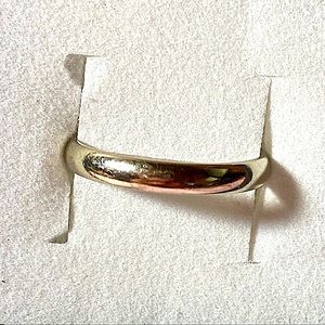 14k white gold band ring; size 7.5